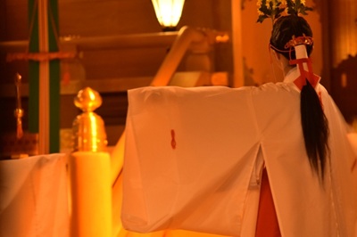 巫女さんの後ろ姿の画像