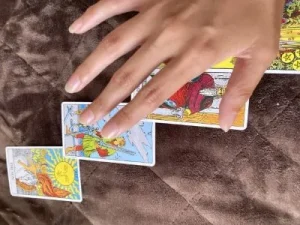 カードと手の画像